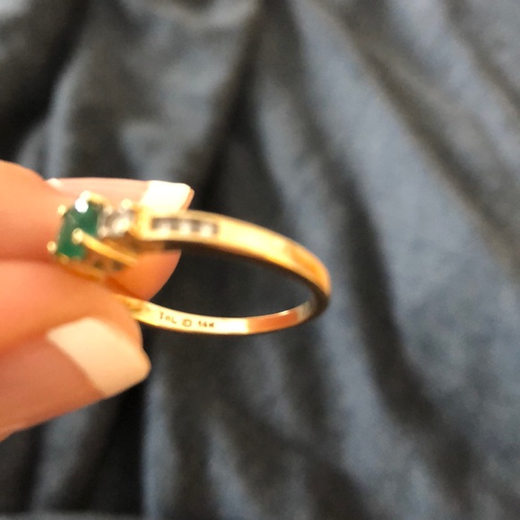 14 kt gold natural emerald and diamond ring. - Picture 12 of 16